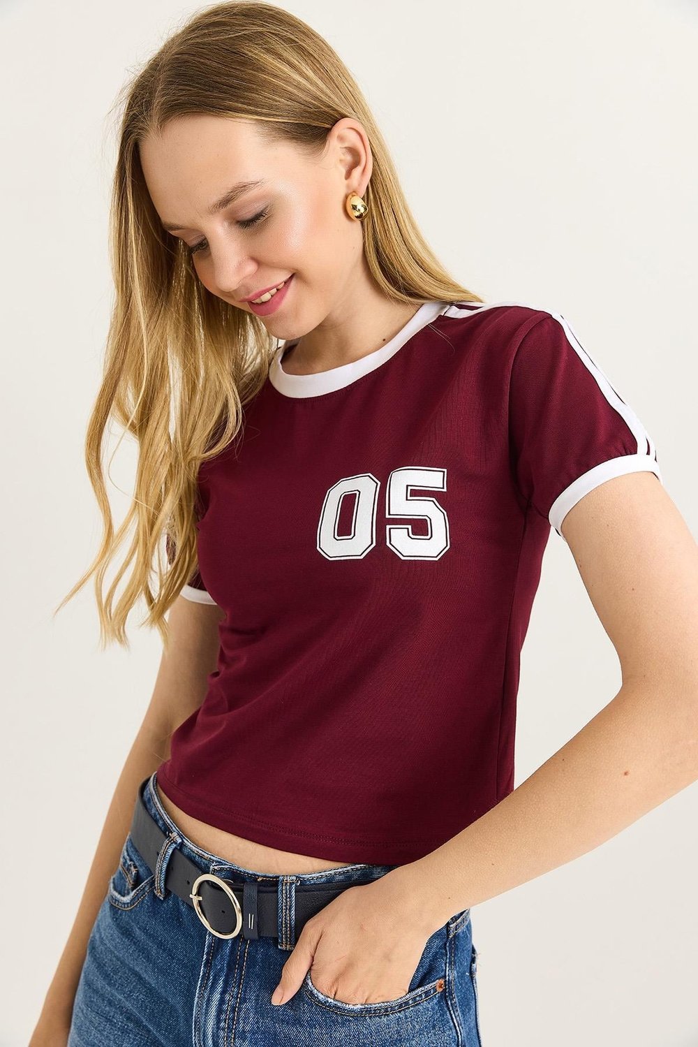 Bordo Şerit Detaylı Crop Tişört