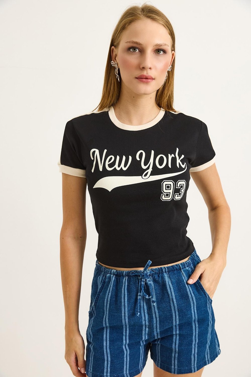 Siyah Şerit Detaylı Crop Tişört