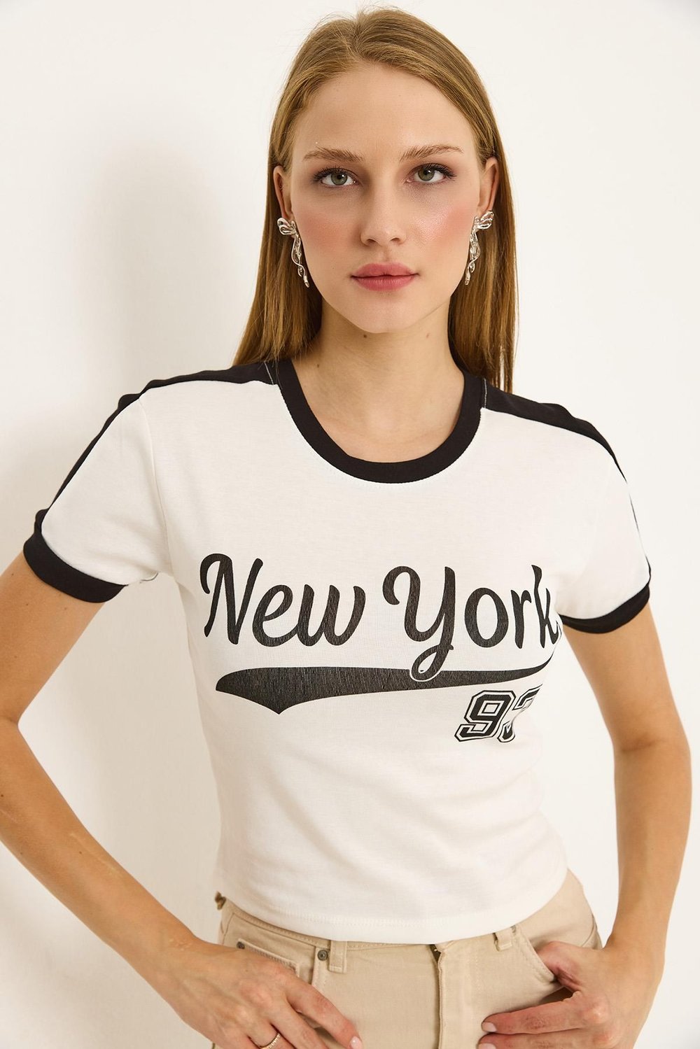 Beyaz Şeritli Baskılı Crop Tişört
