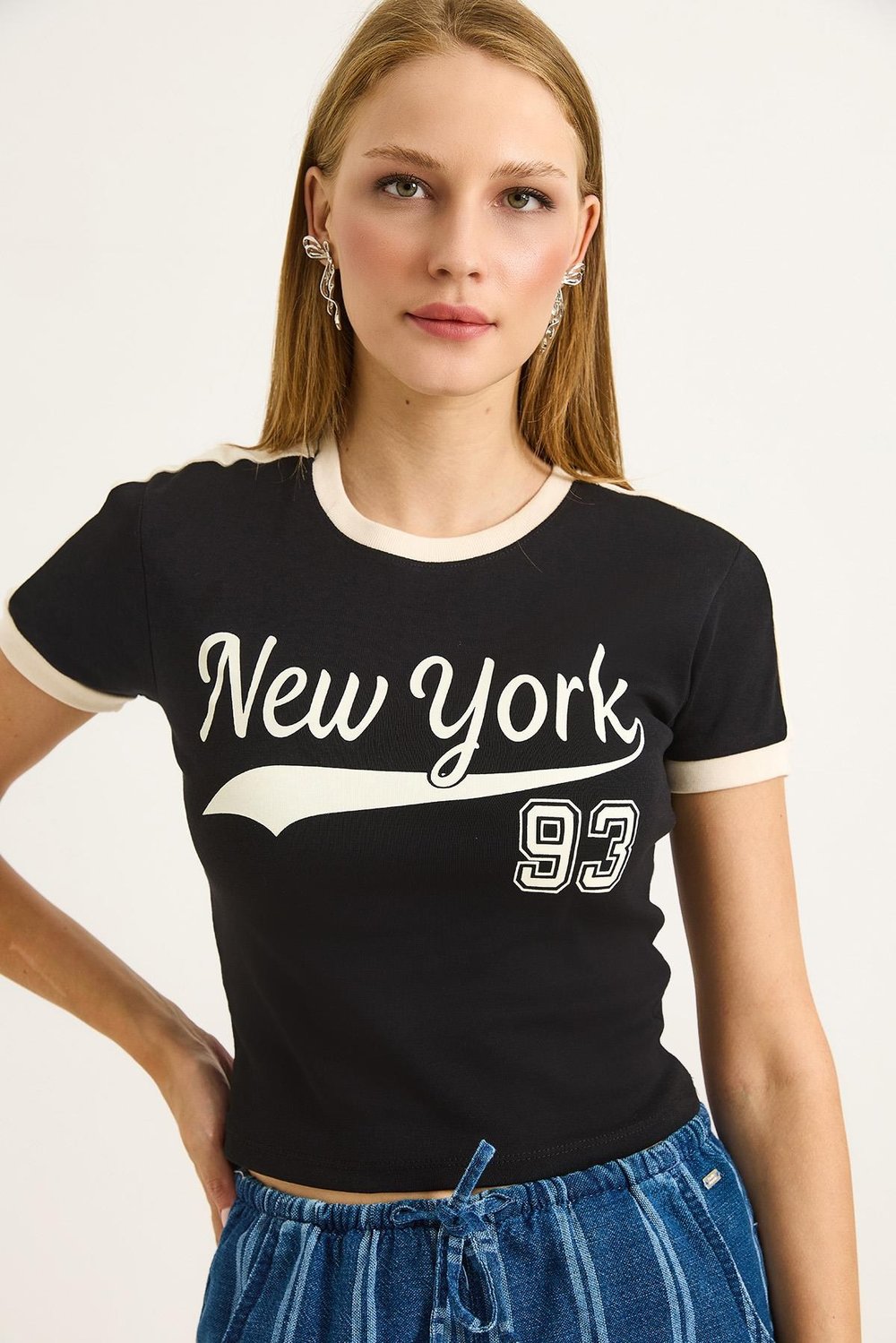 Siyah Şerit Detaylı Crop Tişört