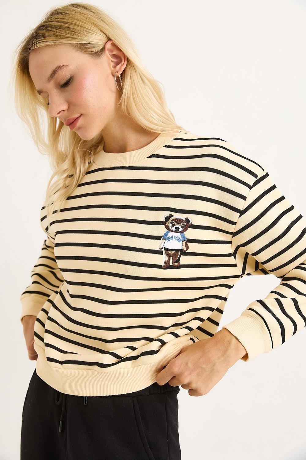 Siyah Çizgili Nakışlı Sweatshirt