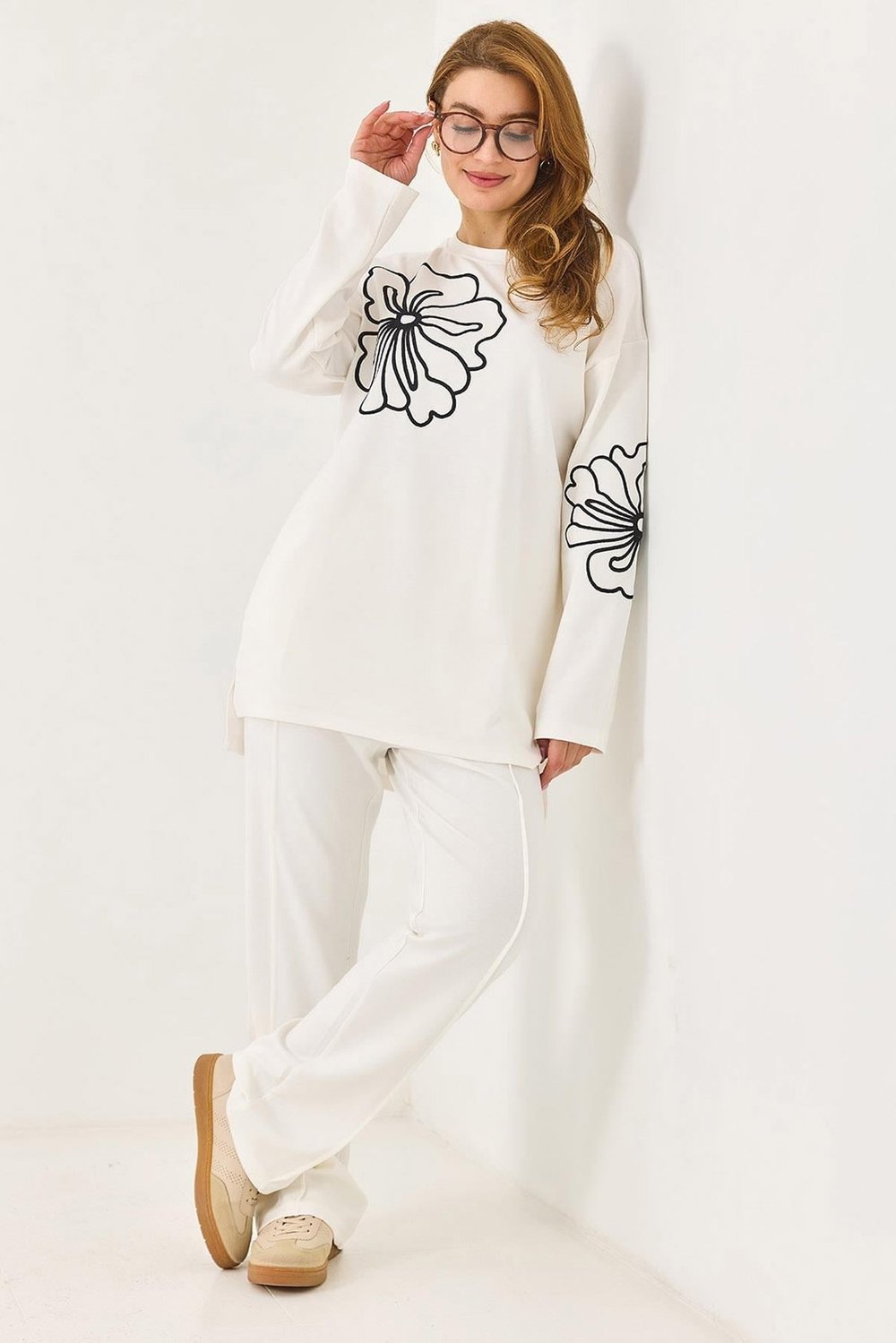Beyaz Nakışlı Oversize Eşofman Takım