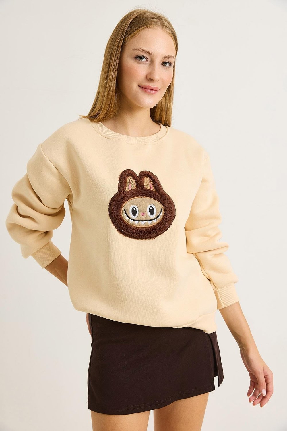 Bej Labubu İşlemeli Sweatshirt