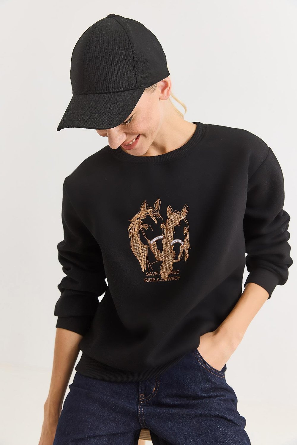 Siyah Nakışlı Üç İplik Sweatshirt