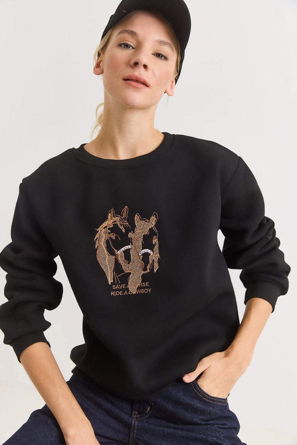 Siyah Nakışlı Üç İplik Sweatshirt