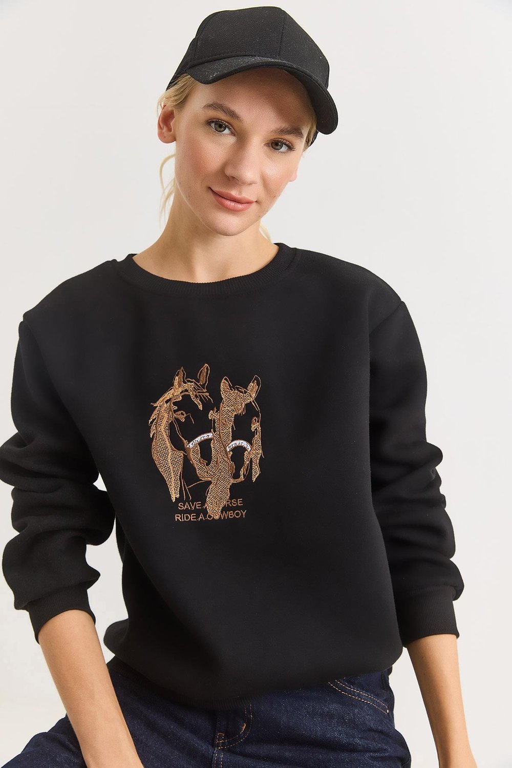 Siyah Nakışlı Üç İplik Sweatshirt