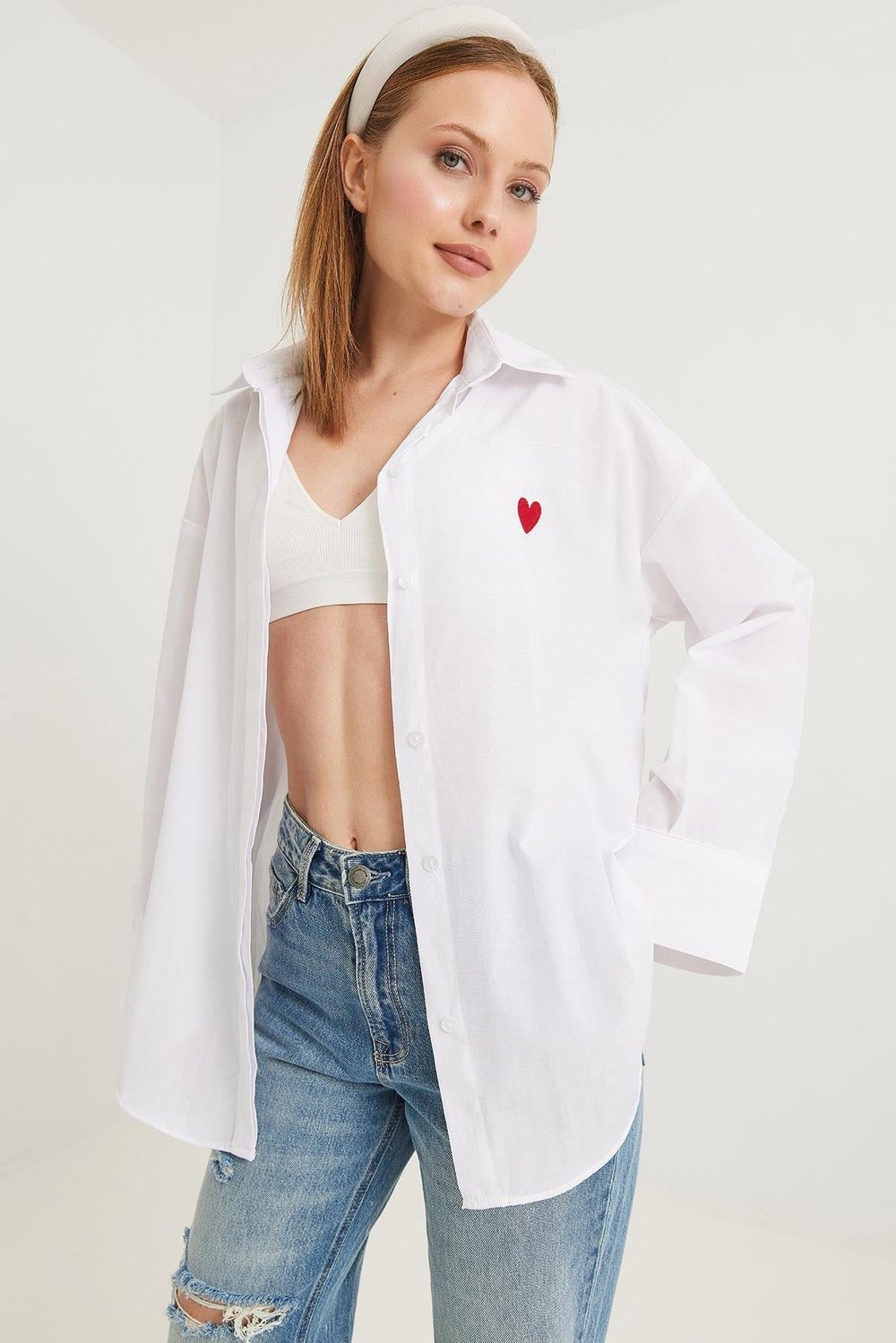 Beyaz Kalp Nakışlı Oversize Gömlek