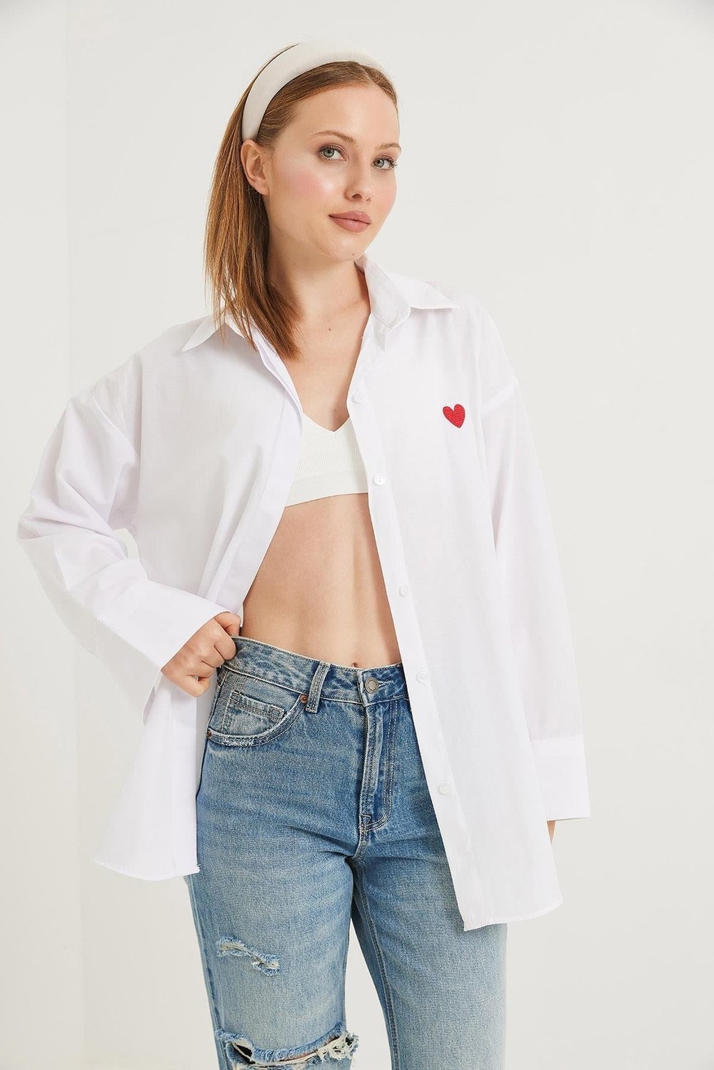 Beyaz Kalp Nakışlı Oversize Gömlek