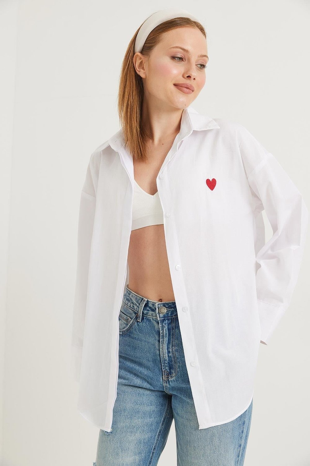 Beyaz Kalp Nakışlı Oversize Gömlek
