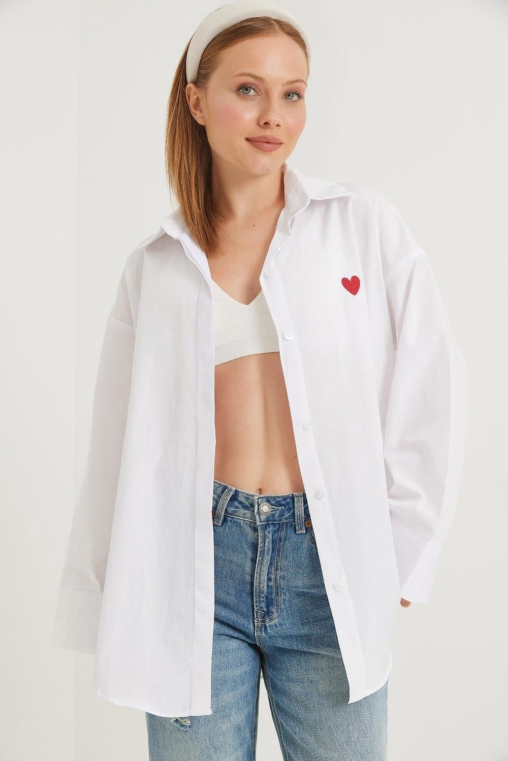 Beyaz Kalp Nakışlı Oversize Gömlek
