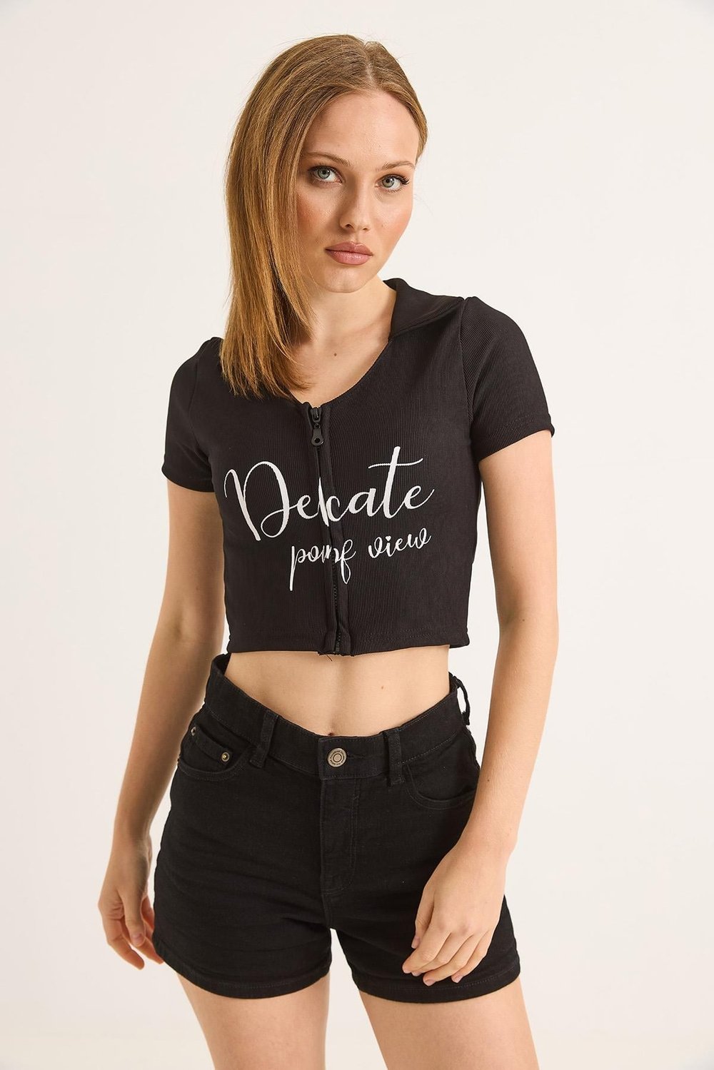 Siyah Baskılı Fermuarlı Crop Bluz