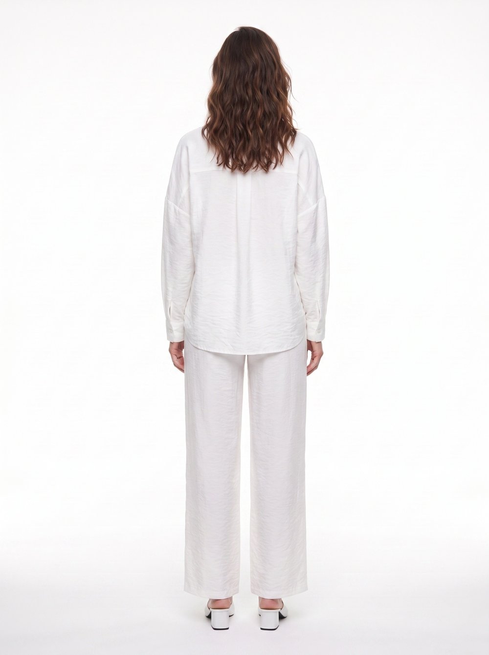 Beyaz Aksesuarlı Oversize Pantolonlu Takım