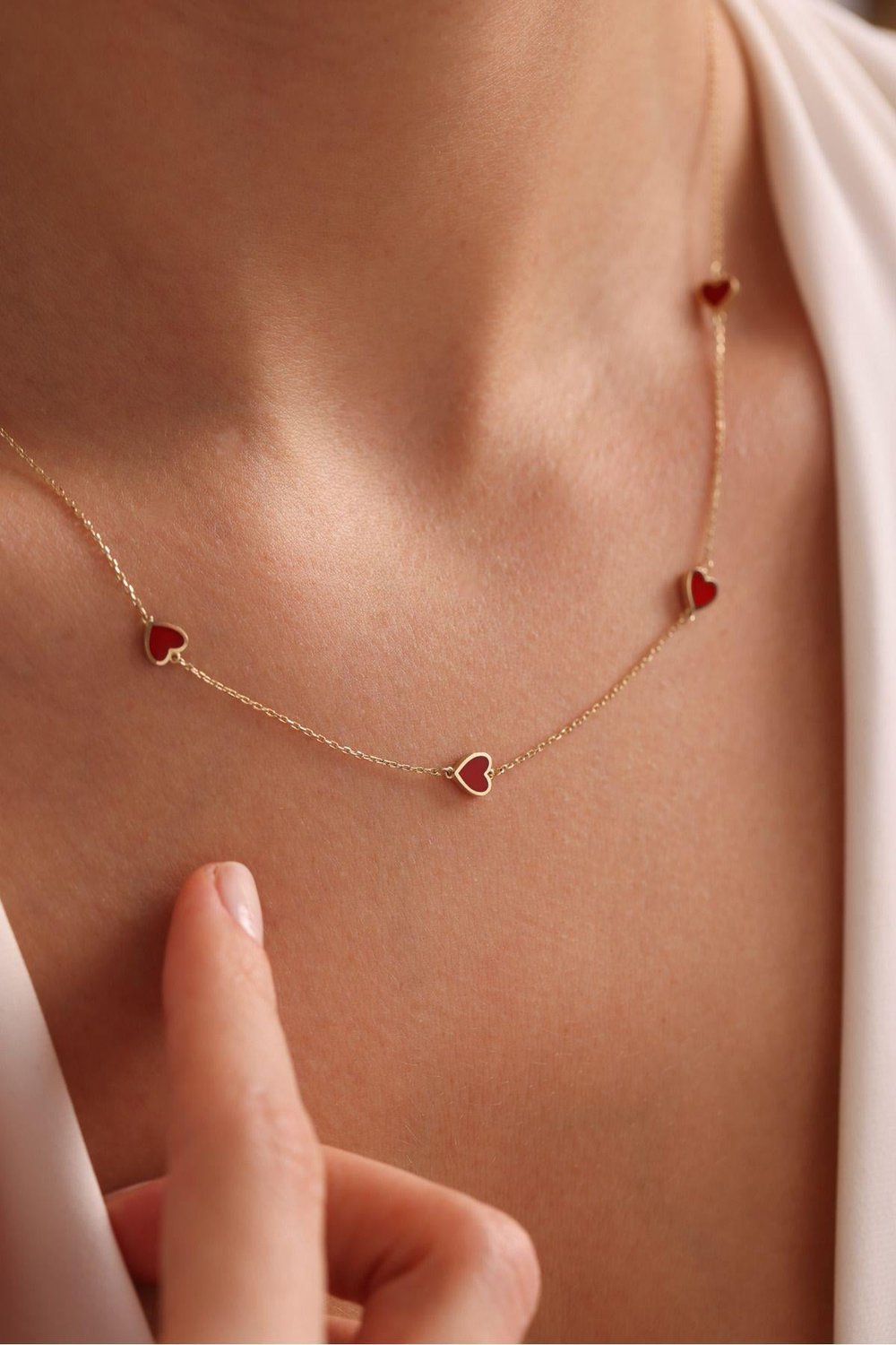 Kırmızı Mineli 5 Kalp Necklace
