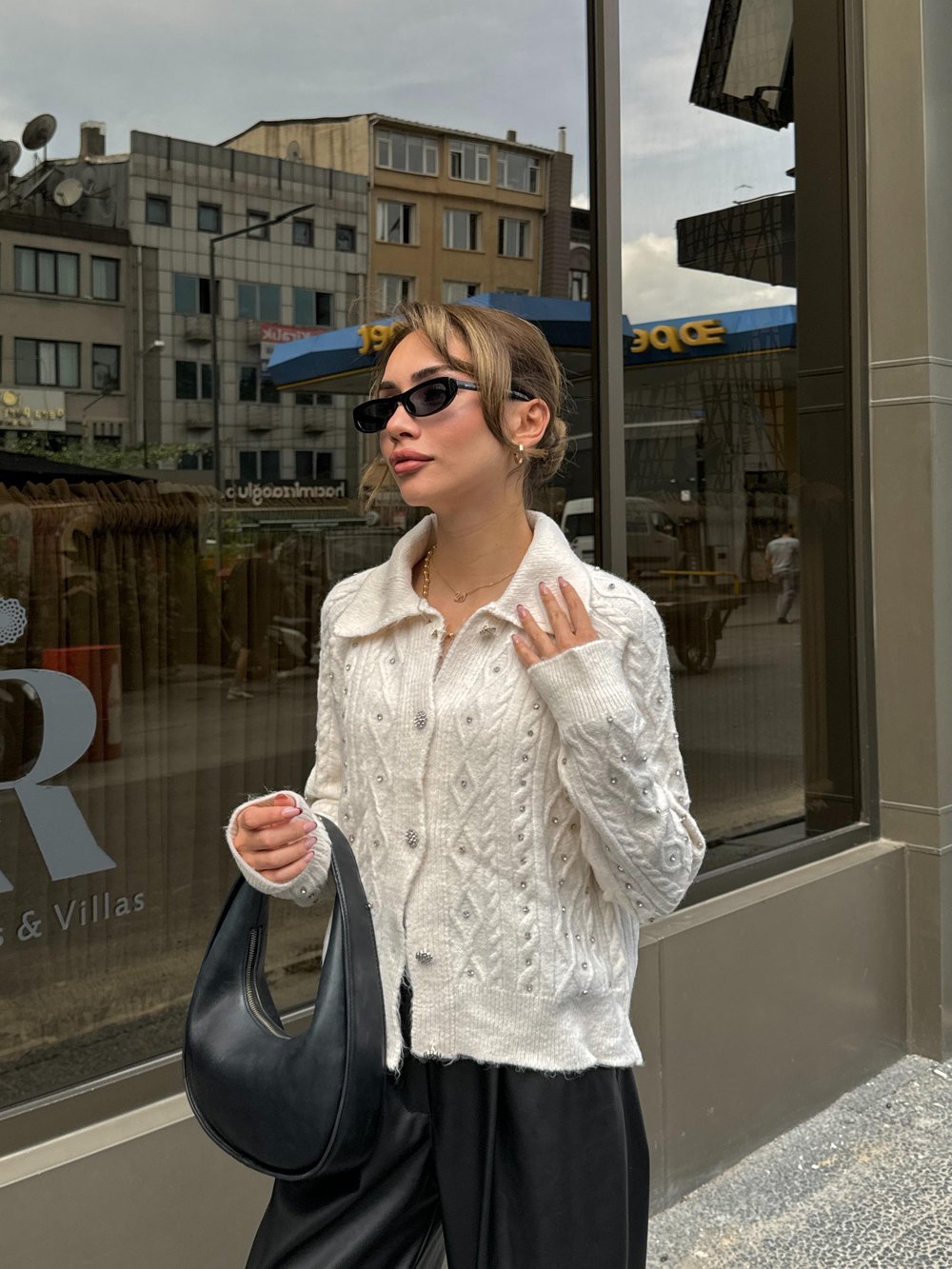 Düğmeli Taşlı Yün Hırka 