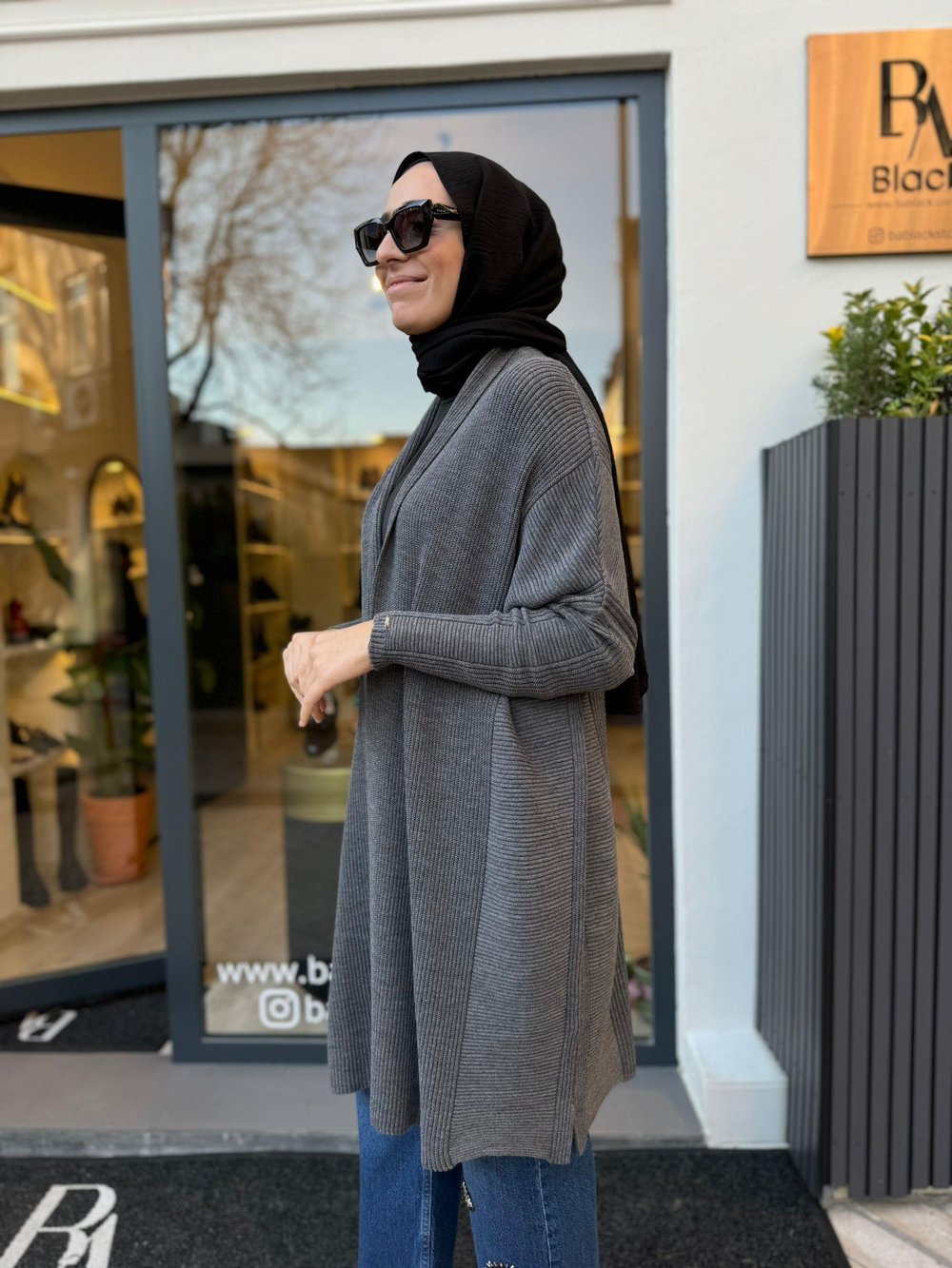 Broş Detaylı Örgülü Yün Kadın Hırka Gri