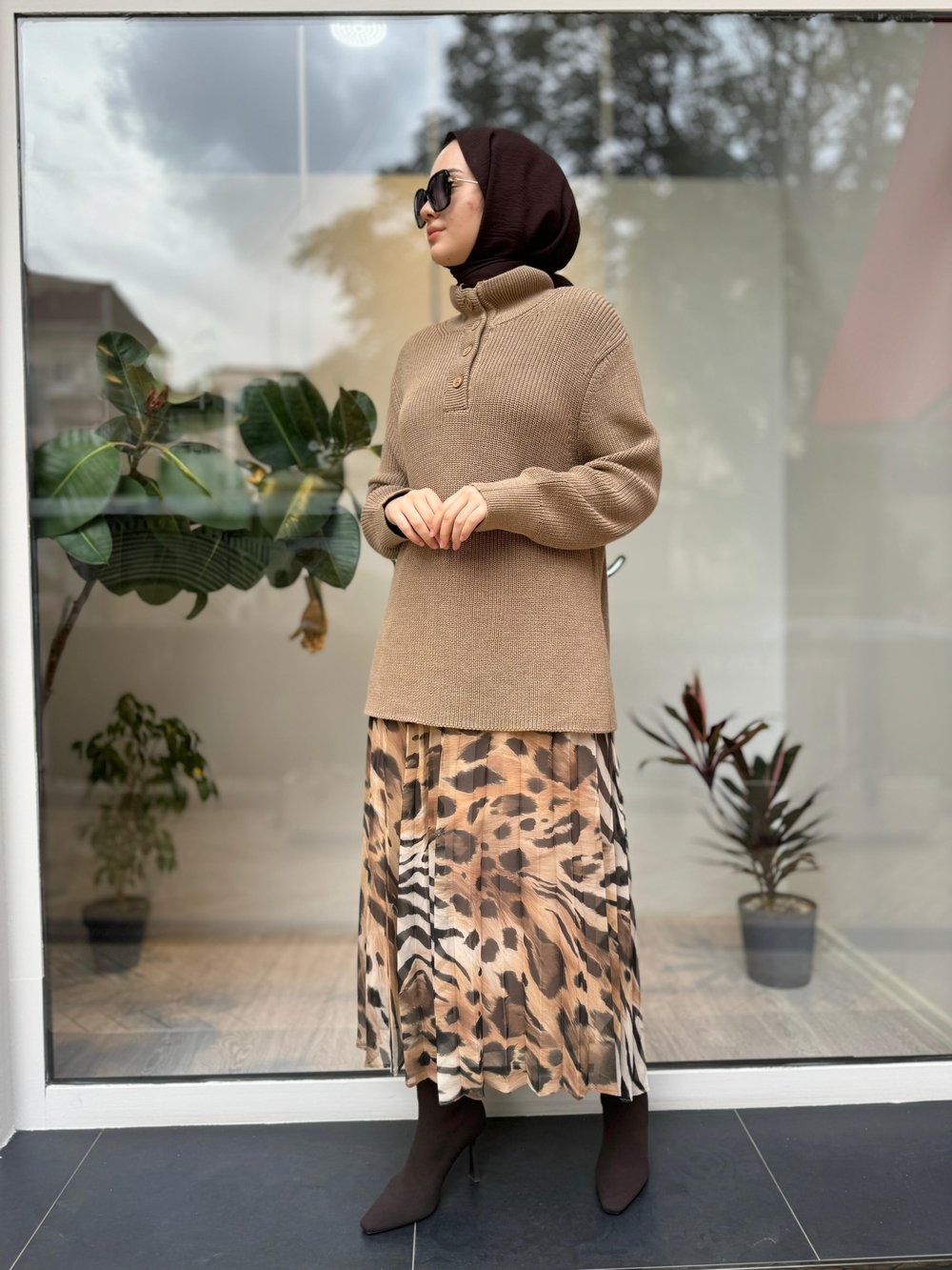Maniz Yaka Düğmeli Kadın Kazak Camel