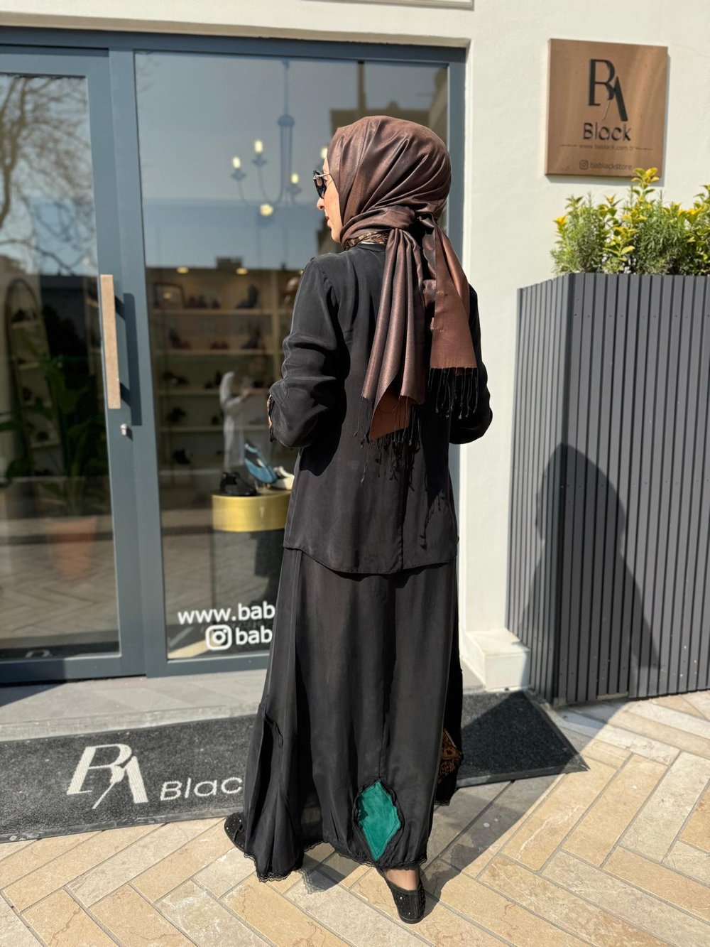 Parçalı Şal Aksesuarlı Kadın Etekli Takım Siyah