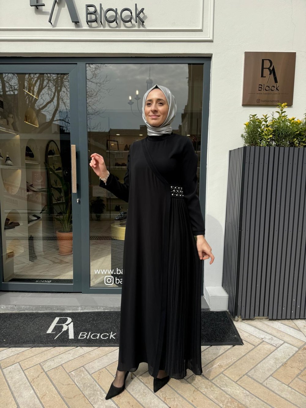 Plise Detaylı İşlemeli Kadın Elbise Siyah