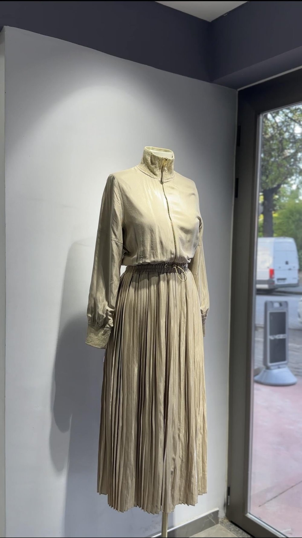 MİSSEMRAMİSS FLOŞ PLİSELİ ELBİSE BEJ