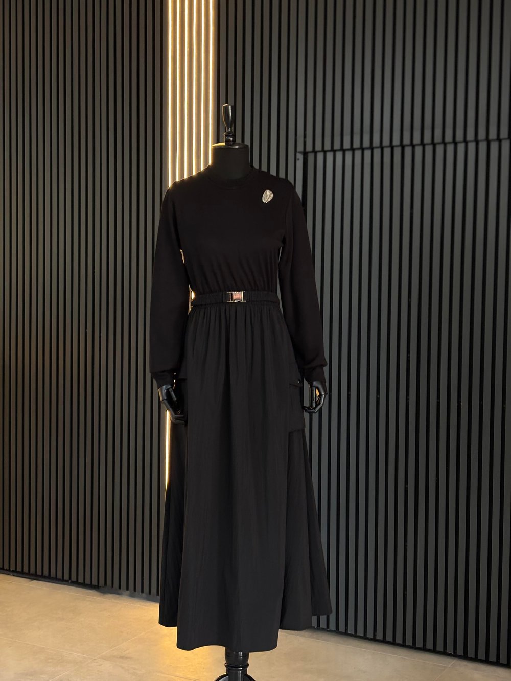 Broş Detay Kemerli Elbise-Siyah