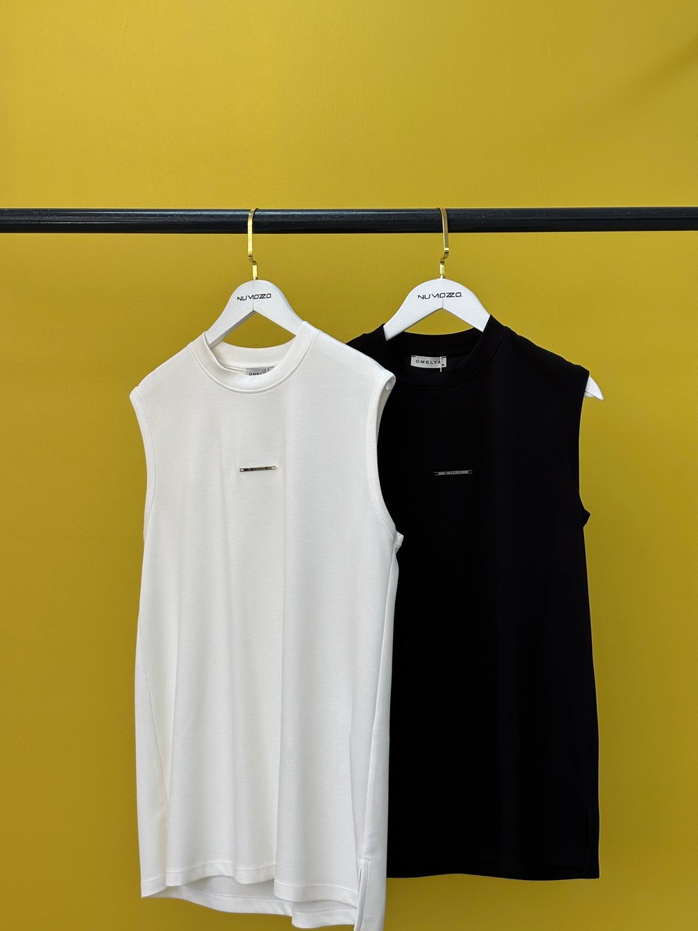 Broş Detay Kolsuz Tişört