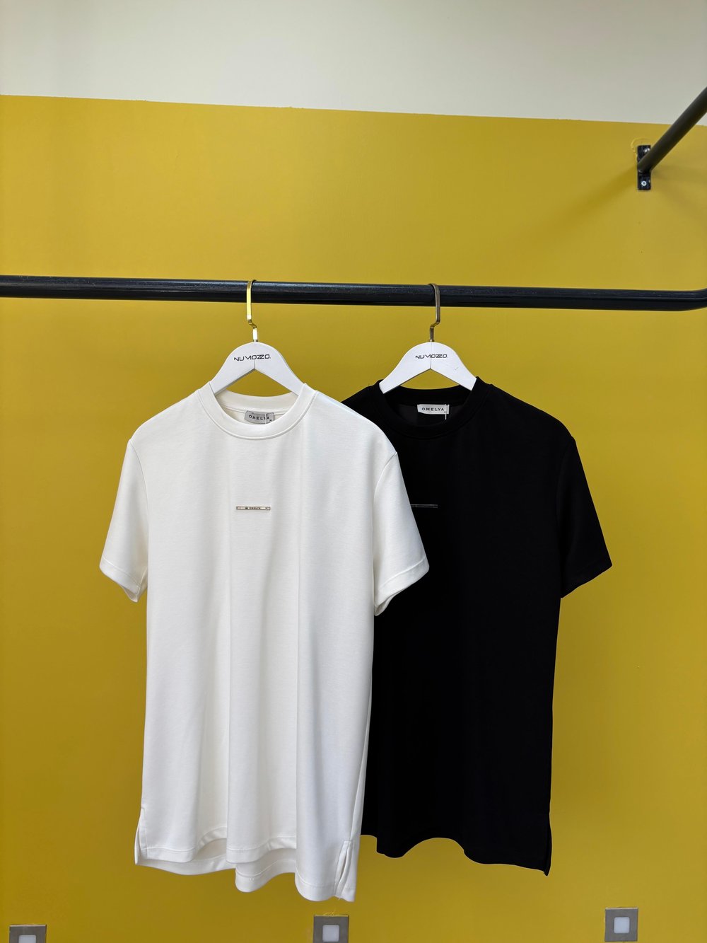 Broş Detay Tişört