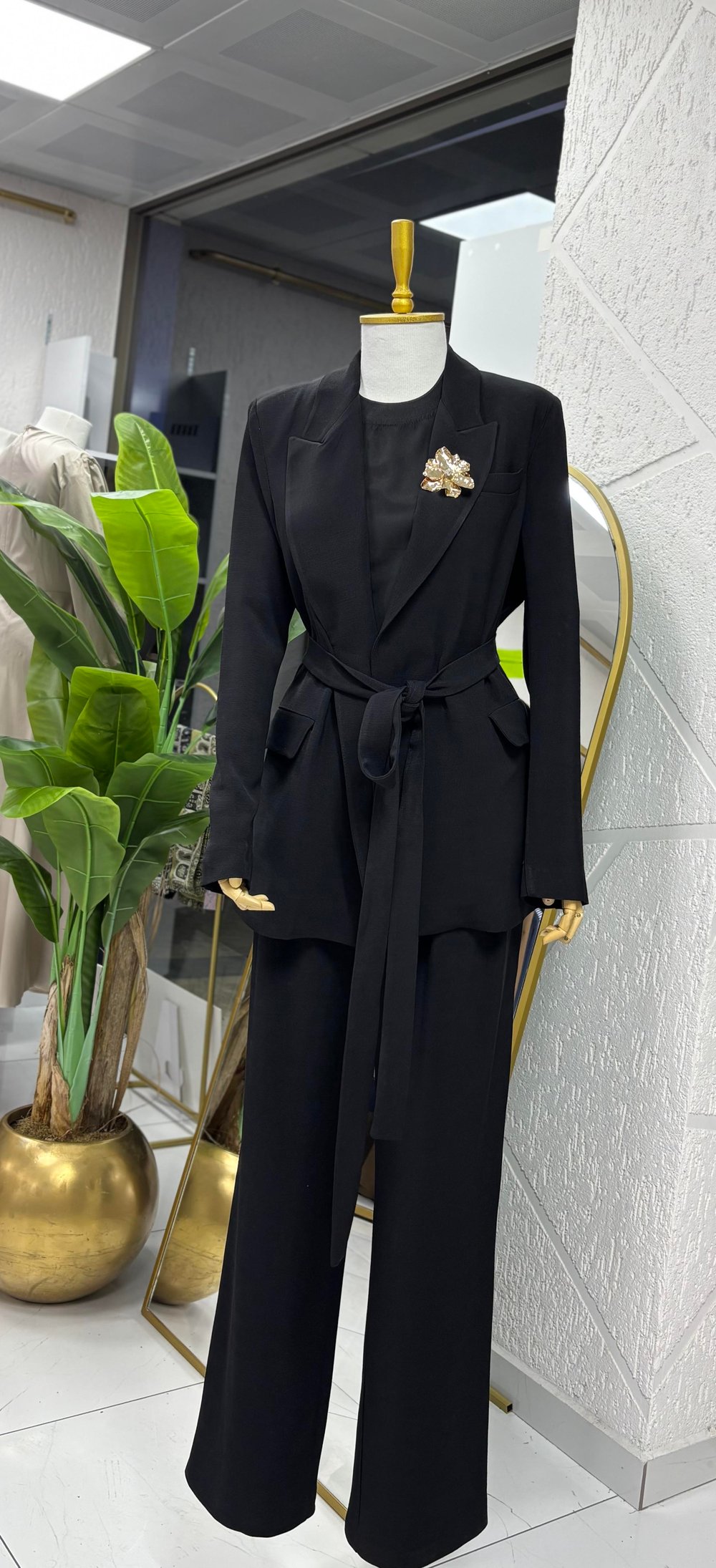 BROŞ DETAYLI KEMERLİ TAKIM SİYAH