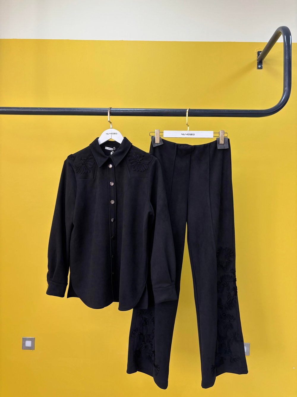 NAKIŞ DETAYLI SÜET TAKIM - SİYAH