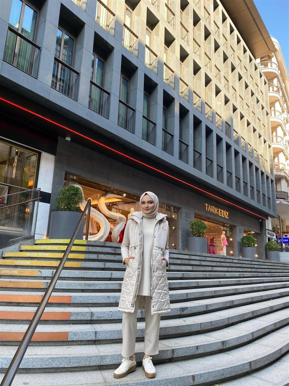 20113 Kapşonlu Kürk Detaylı Çıt Çıtlı Yelek
