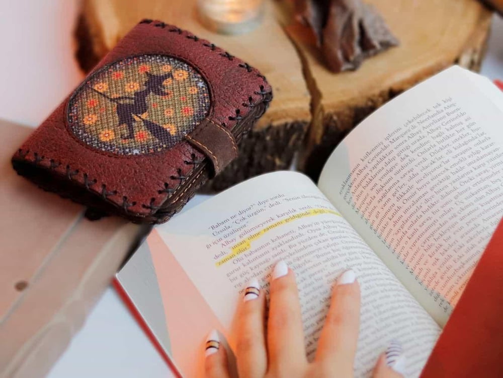 Cadı Figürlü Kapaklı Sırt Çantası Siyah, Cüzdan Bordo Etnik Bohem Style Kombin