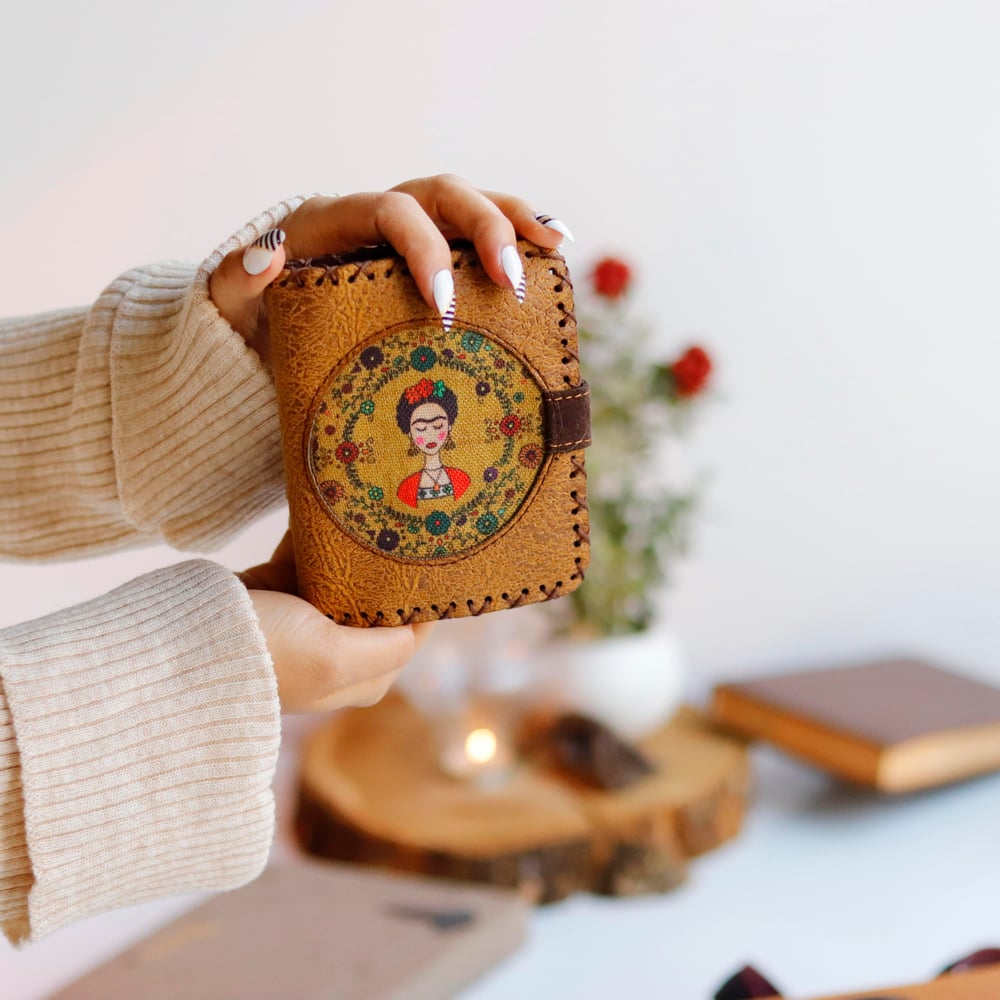 Frida Figürlü Kapaklı Sırt Çantası Bordo, Cüzdan Hardal Etnik Bohem Style Kombin