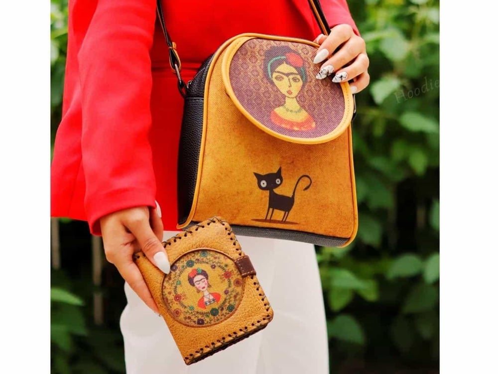 Frida Figürlü Küçük Postacı Çanta Siyah ve Küçük Cüzdan Hardal Kombin