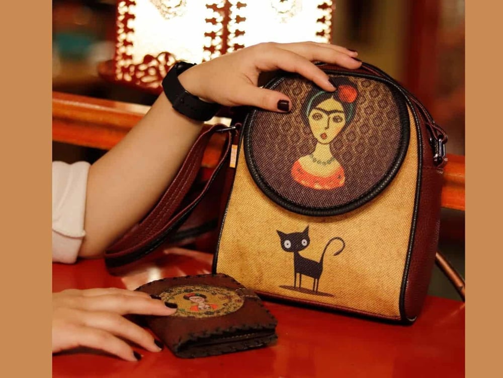Frida Figürlü Küçük Postacı Çanta Bordo ve Küçük Cüzdan Bordo Kombin