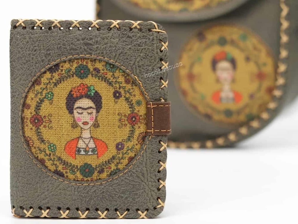 Frida Figürlü Tasarımlı Capraz Örgulu Kol Cantası Yesil ve Cuzdan Yesil Kombin