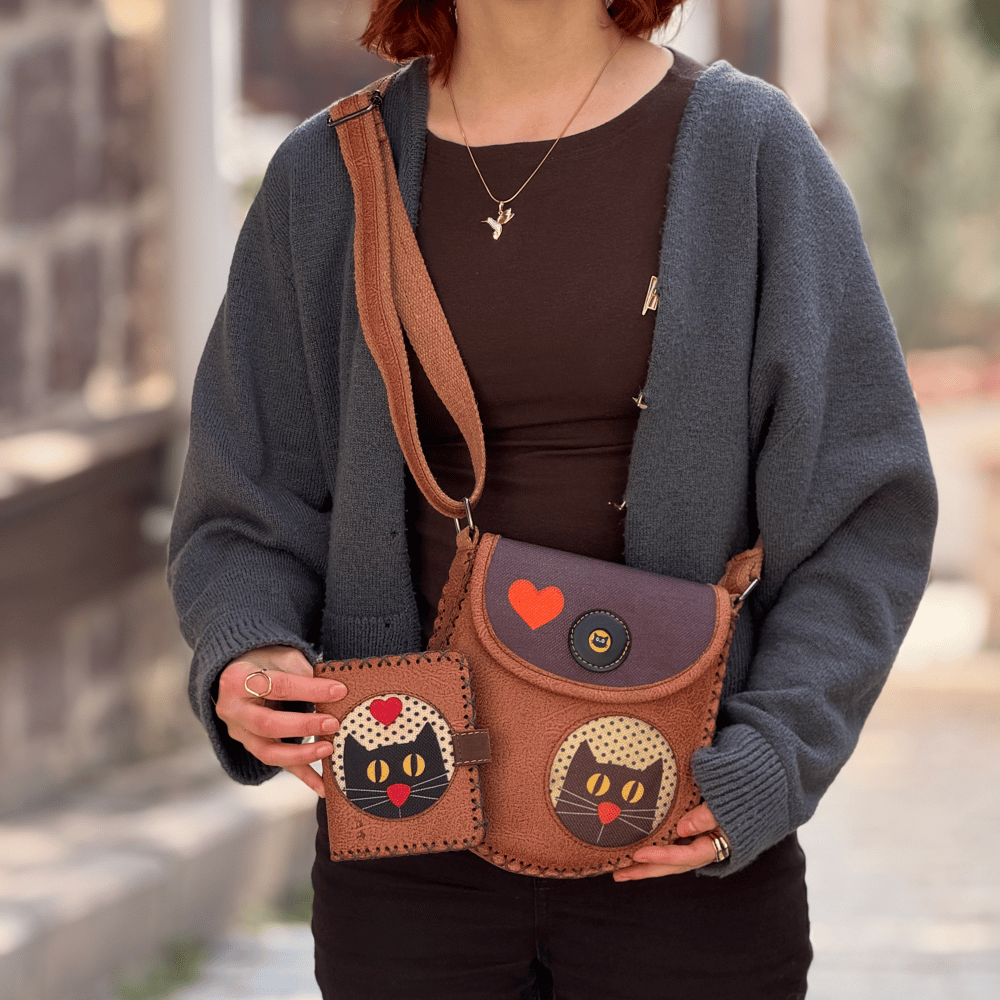 Kedi Aşkı Figurlu Tasarımlı Capraz Örgulu Kol Cantası ve Cuzdan Kombin – Taba