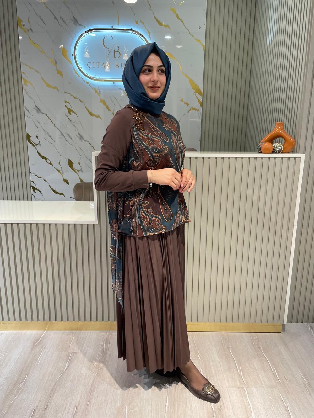 FUAT GÜRŞEN 4307 OMUZU TAŞ İŞLEMELİ DESENLİ TUNİK-KAHVE