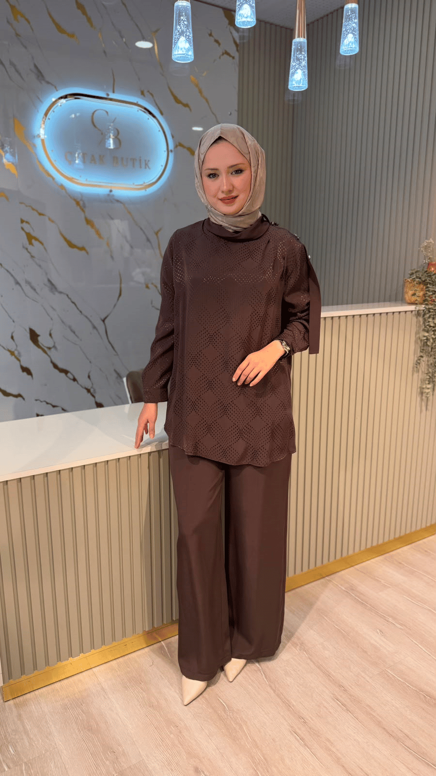 FUAT GÜRŞEN 6201 OMUZ TAŞ DETAYLI PANTOLONLU TAKIM - KAHVE