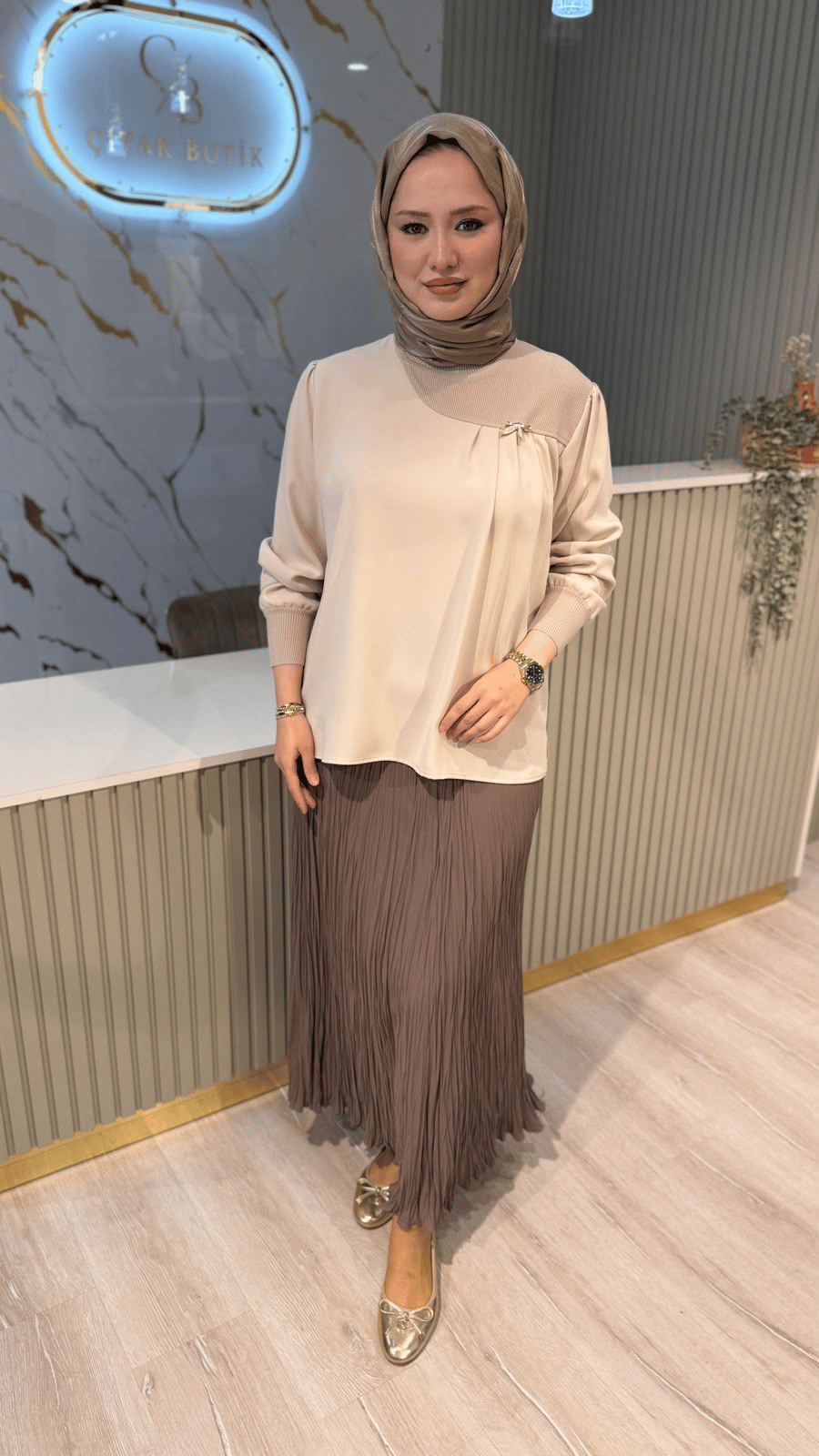 GHİSA 004406 BROŞ DETAY BLUZ - BEJ