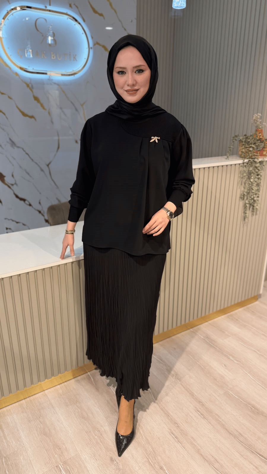 GHİSA 004406 BROŞ DETAY BLUZ -SİYAH