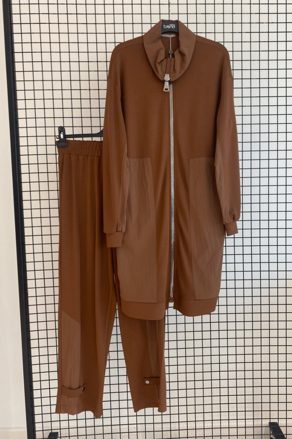 BELLİ (ARMİNE) PANTOLONLU ÖNÜ FERMUAR DETAYLI TAKIM 25K6002 - Kahverengi