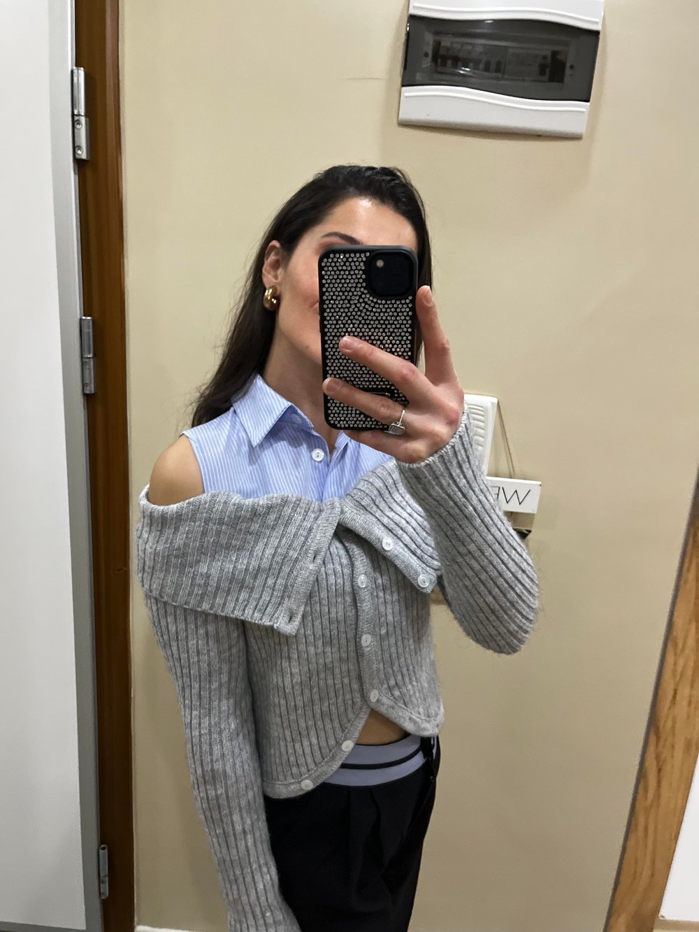 Gömlek Detaylı Omzu Açık Triko Kazak