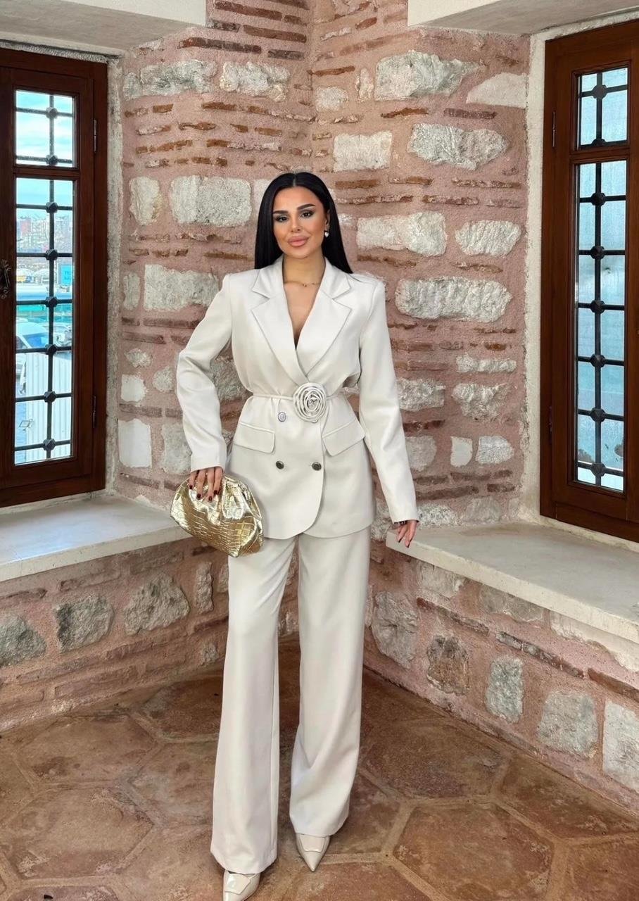 Beyaz Roses Güllü Blazer Takım