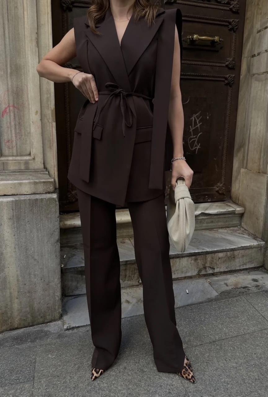 Kahverengi Bağlamalı Yelekli Pantolonlu Blazer Takım