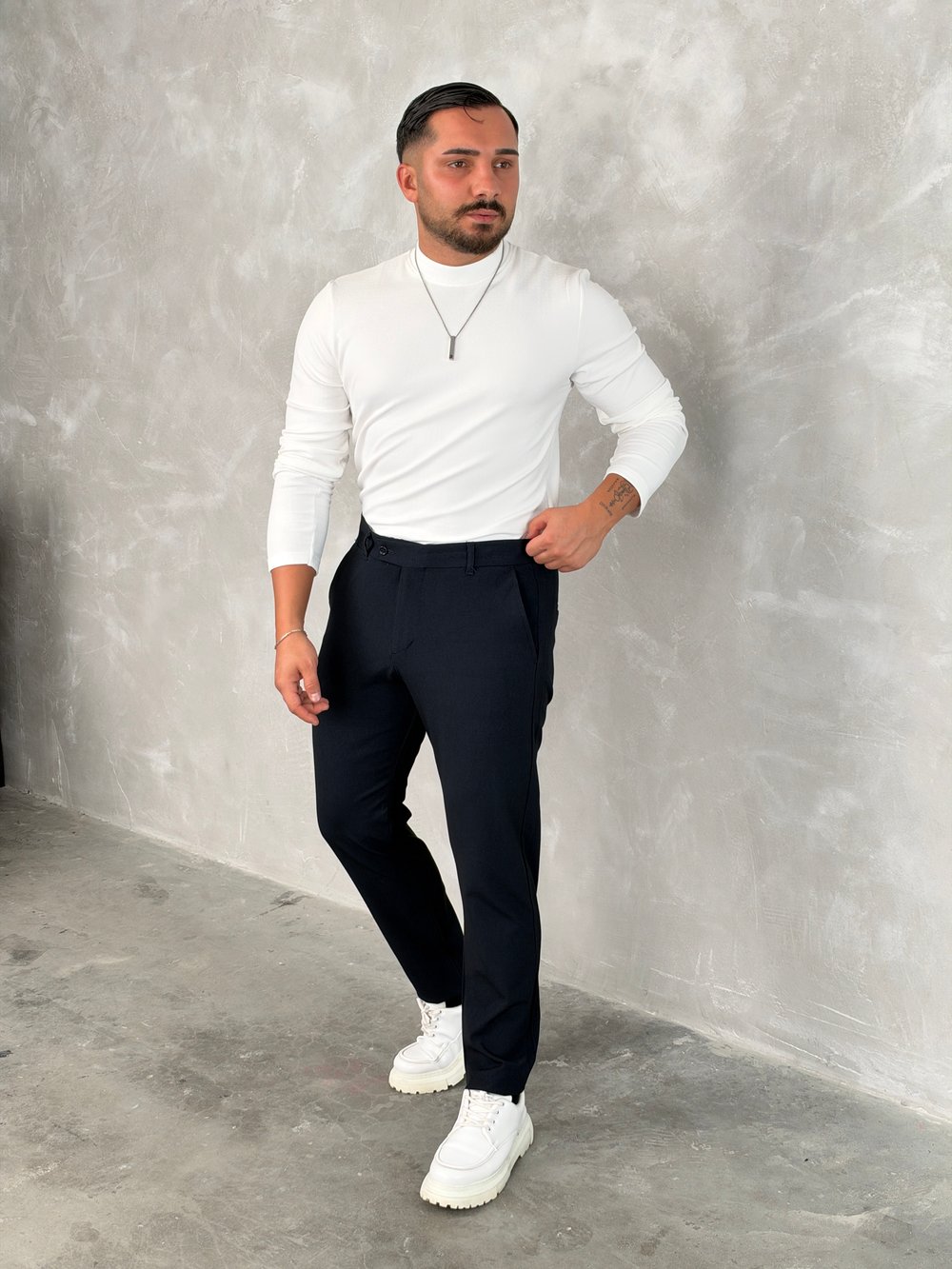 BASIC KIŞLIK DATE KOMBİNİ – 02 Beyaz Sweatshirt & Lacivert Pantolon