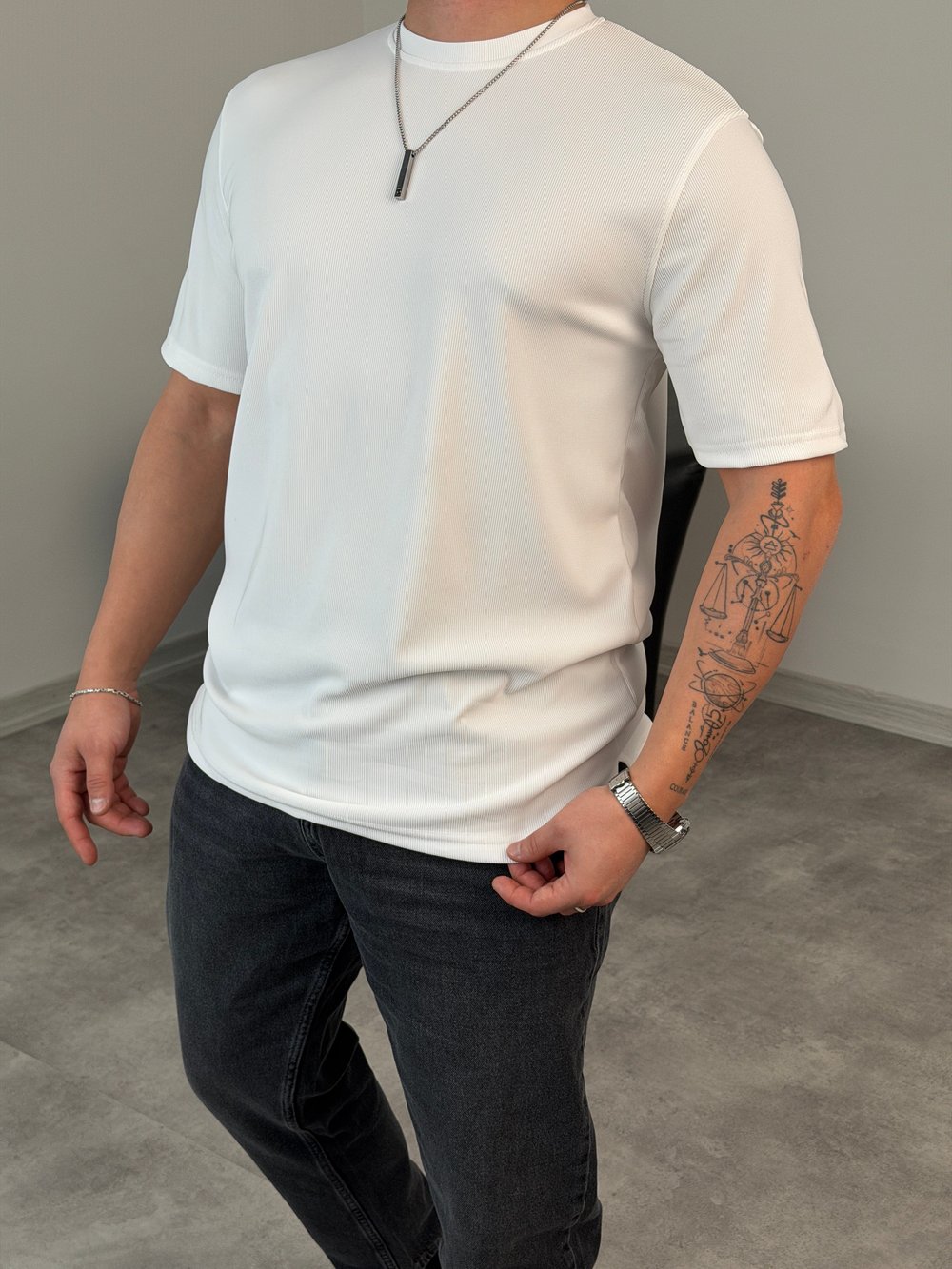 YIRTMAÇ DETAY BASİC TİŞÖRT BEYAZ