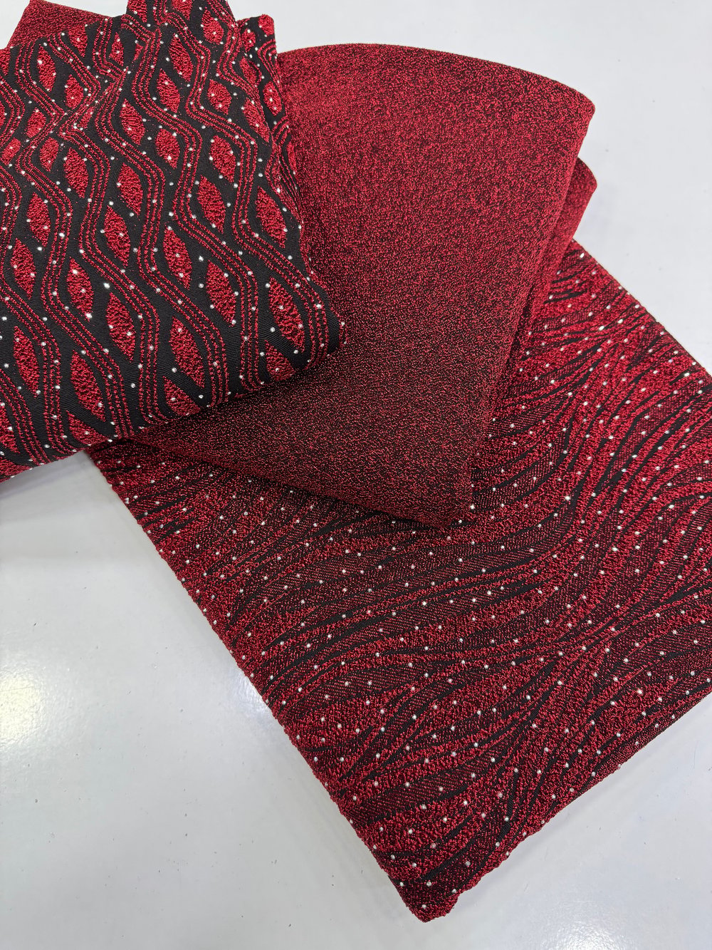 Bordo Renk Simli ve Taşlı Buzzy Kumaş