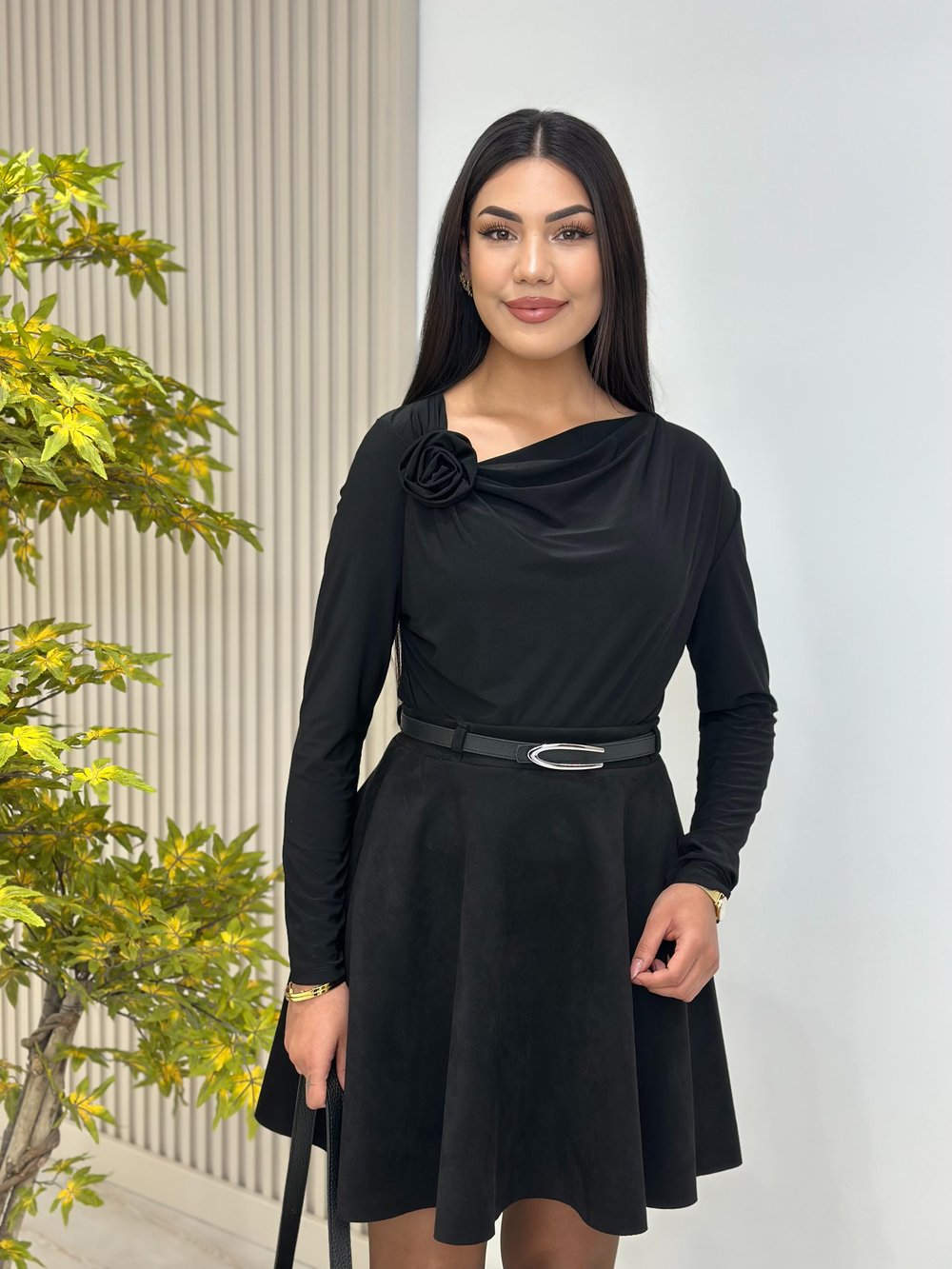 Gül Broşlu Asimetrik Yaka Sandy Kumaş Bluz Siyah
