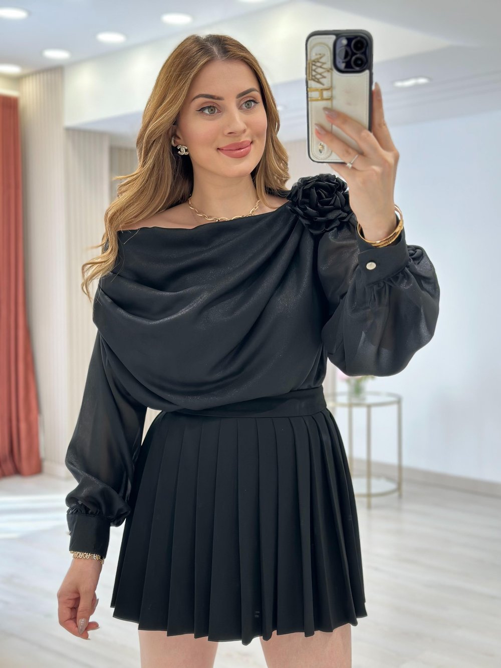 Gül Broşlu Madonna Yaka Tasarım Özel Seri Bluz Siyah