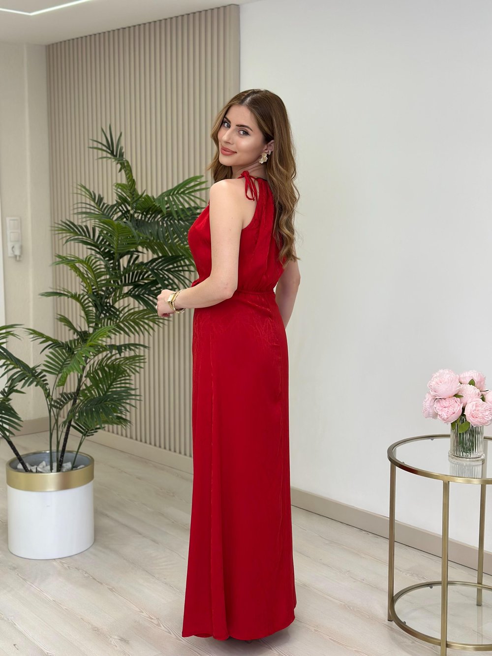 Halter Yaka Bağlama Detaylı Yırtmaçlı Elbise Kırmızı