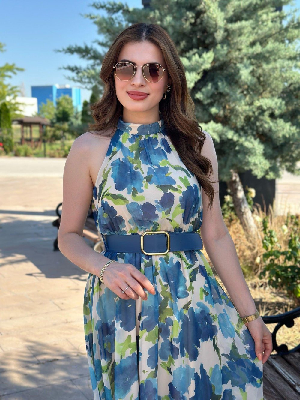 Halter Yaka Mavi Çiçekli Kemerli Şifon Kumaş Elbise